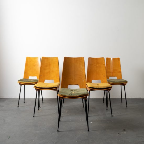 Set di sei sedie in compensato di betulla con cuscino bicolore in velluto.Produzione Industria Legni Curvati di Carlo Ratti